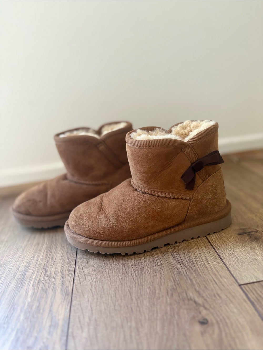 Kids UGG Chestnut Short Shearling Boot - Tan Suede